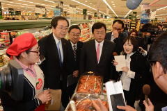 スーパーマーケットを視察する 斉藤鉄夫（左から２人目）