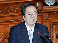 衆院本会議で質問する 斉藤鉄夫