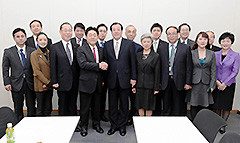 中国国際友好協会の表敬を受ける 斉藤鉄夫（右から４人目）
