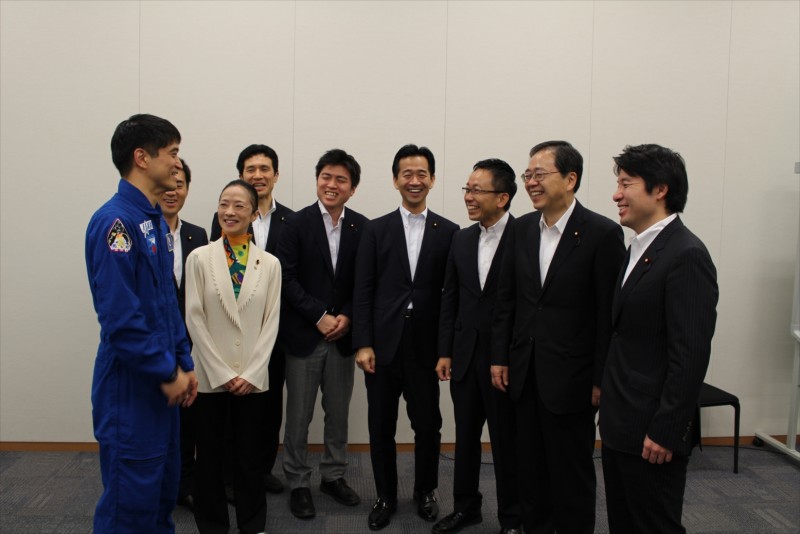 大西宇宙飛行士と懇談する さいとう鉄夫(右から2人目)