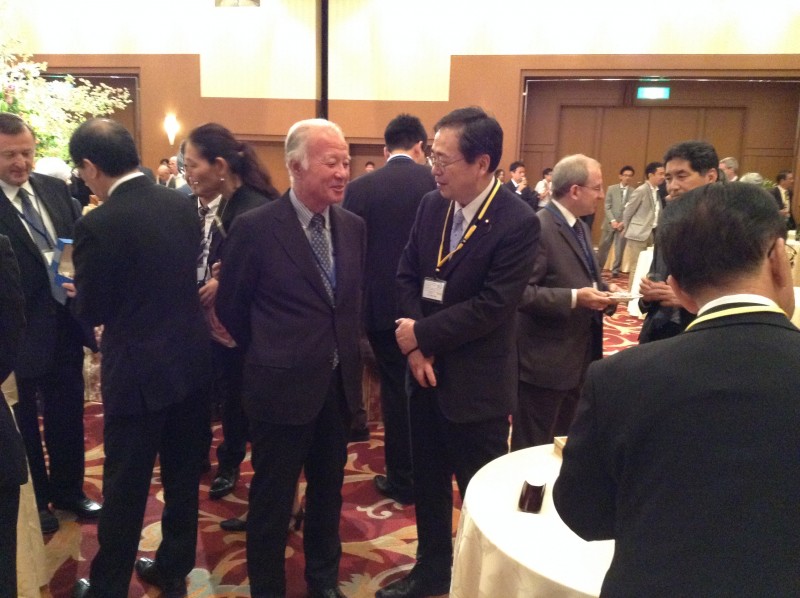 武内和彦国連大学上級副学長と懇談する さいとう鉄夫