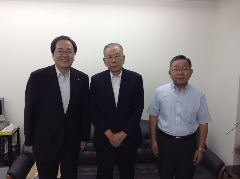 中西代表(中)と さいとう鉄夫(左)