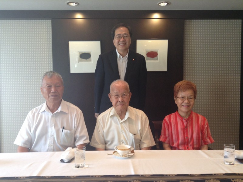 森田会長（前列中）とさいとう鉄夫