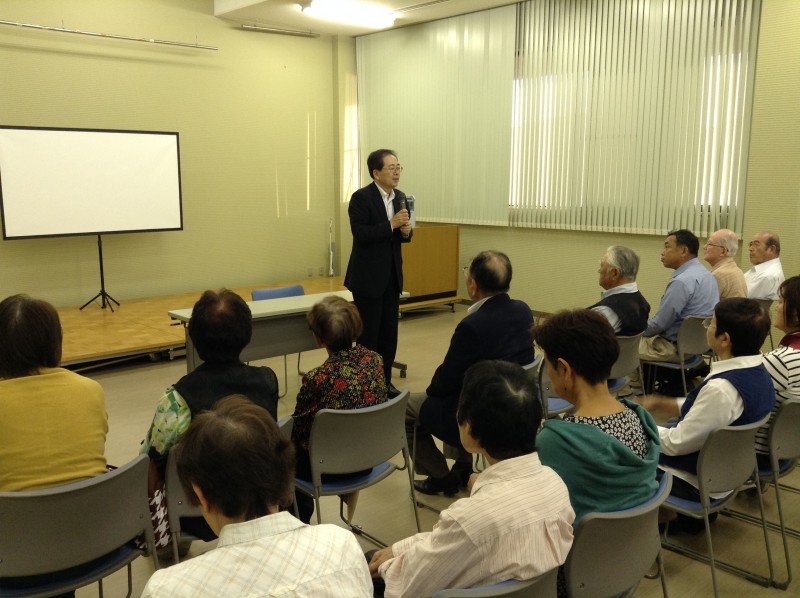 報告会での さいとう鉄夫(安芸高田市内)
