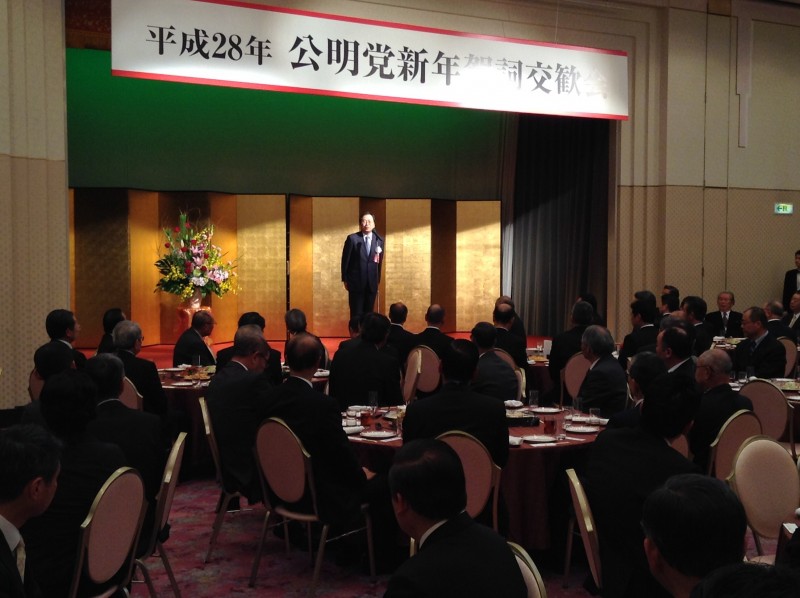 あいさつする さいとう鉄夫(三次市)